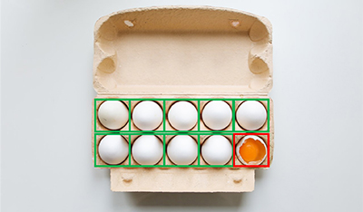 Prüfung des Zustands von Eiern im Karton