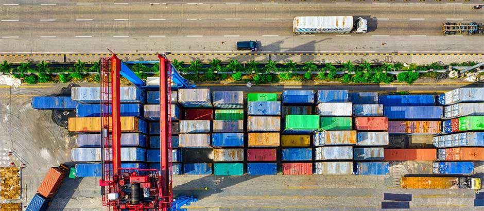Luftaufnahme eines Containerterminals – Symbol für moderne Transport- und Logistiklösungen.