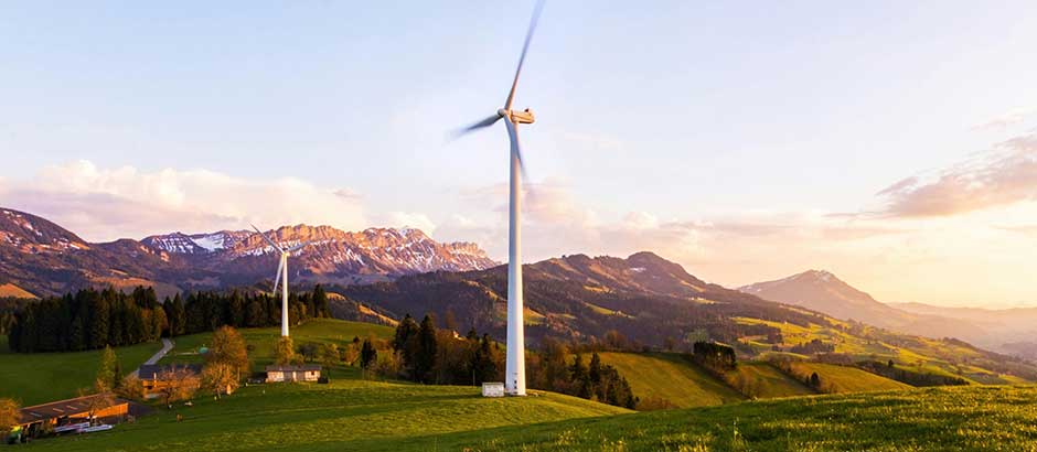 Windrad in Landschaft – Symbol für nachhaltige Energiegewinnung.