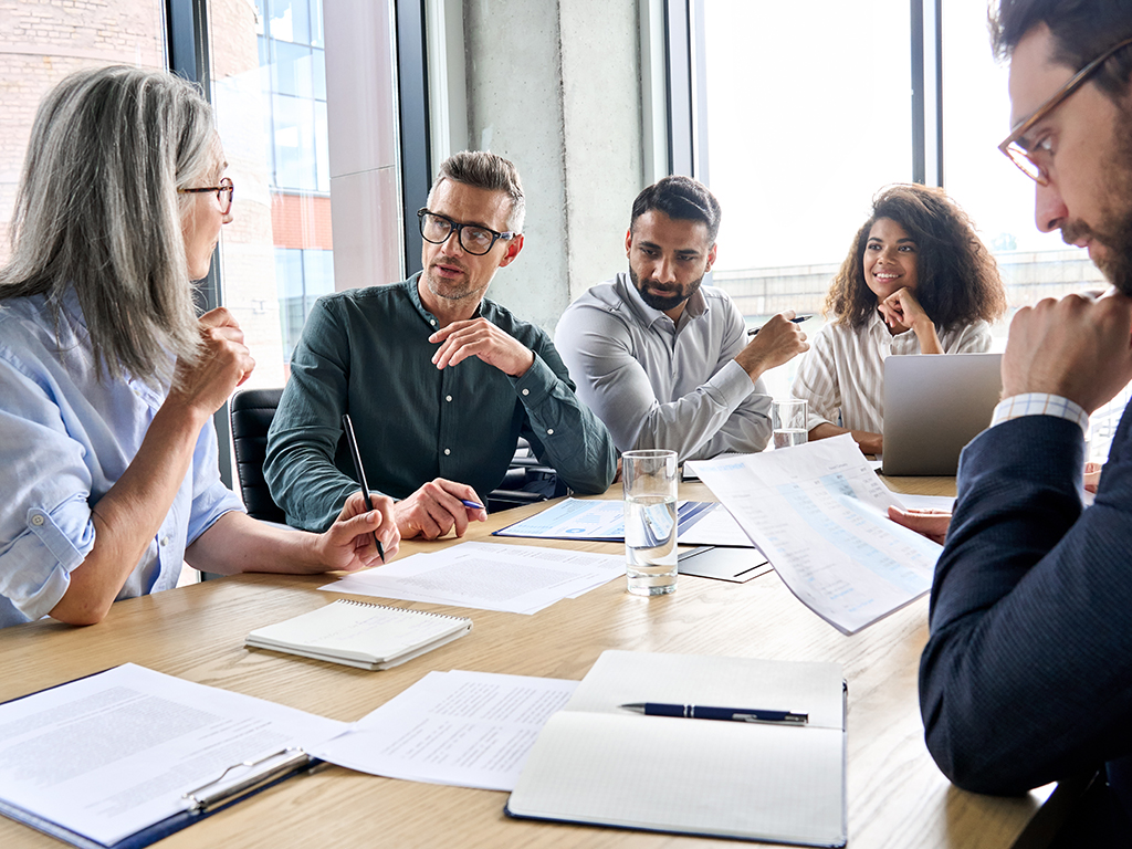 Gruppe von Männern und Frauen über Managementsysteme
