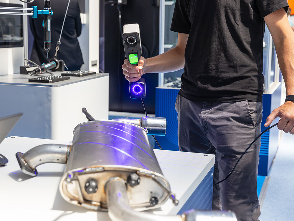 3D-Scannen von Automobil-Auspuffteilen mit einem Handlaserscanner.