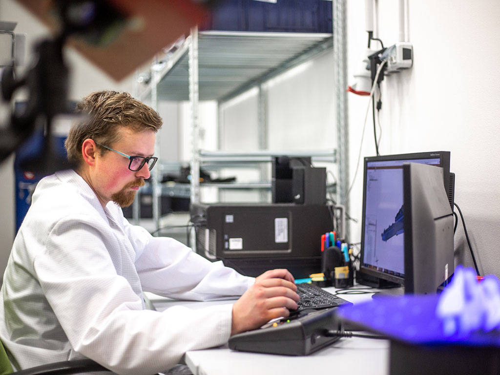 Messtechniker scannt einige Formteile mit einem professionellen optischen 3D-Scanner.